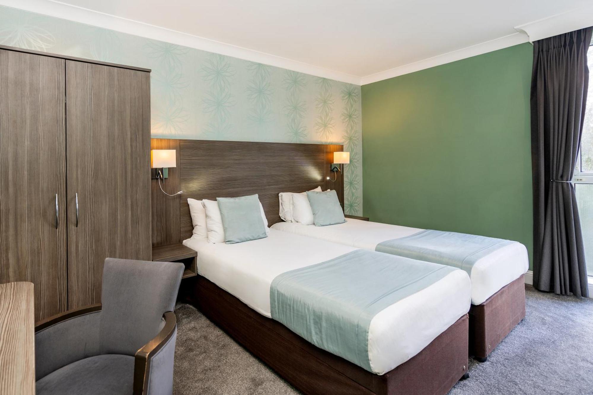 Bromley Court Hotel London Экстерьер фото