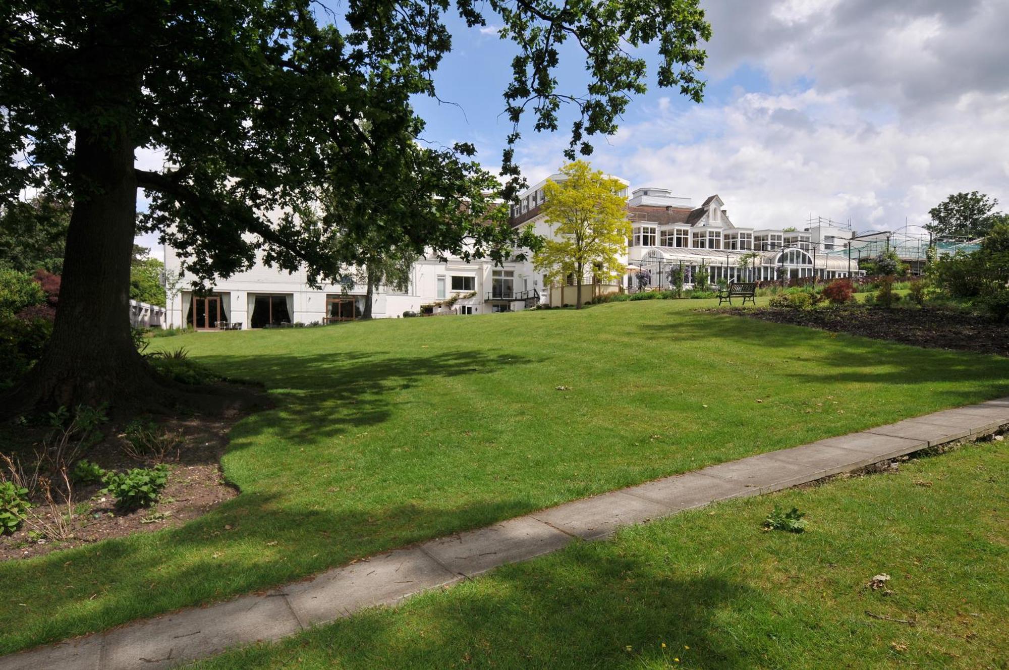 Bromley Court Hotel London Экстерьер фото